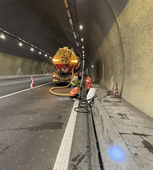 陇川隧道排水渠清淤